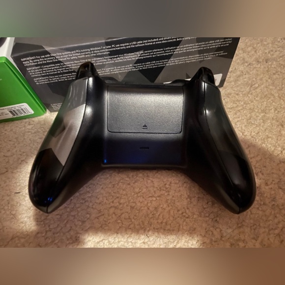 3 Xbox controllers - Picture 2 of 16